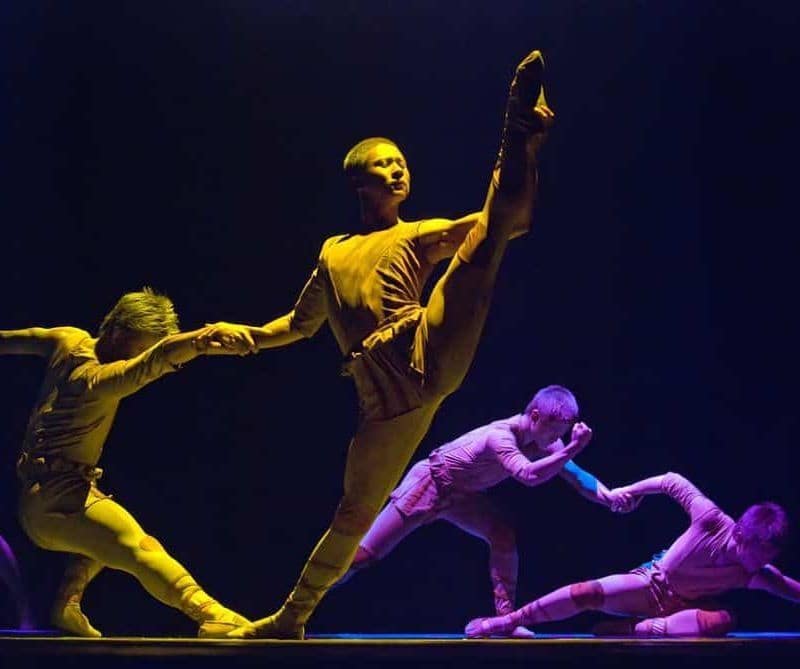 Los festivales de danza son eventos que tienen lugar en la programación cultural de todos los lugares del mundo, ya que la danza es una de las expresiones artísticas más importantes del ser humano. Así pues, todos los años se organizan encuentros nacionales e internacionales que reúnen todo tipo de actividades relacionadas con el baile donde se dan cita artistas de todo tipo y todos los niveles, abarcando cualquier estilo de danza, desde los más clásicos hasta los más vanguardistas. Aquí te dejamos algunos de los más importantes celebrados en España para que los añadas a tu agenda. Bienal de flamenco La Bienal de Flamenco se celebra en Sevilla cada dos años, en distintos teatros de la ciudad. Tuvo lugar por primera vez en 1980, y desde entonces, se han celebrado 20 ediciones, y la próxima está prevista para el próximo 2022. Es un festival que sirve de escaparate y trampolín a bailarles, guitarristas y cantaores del mundo del flamenco, y acoge tanto a figuras de primer nivel como a jóvenes promesas. Además tiene lugar tanto para las representaciones del flamenco tradicional más puro como para las tendencias más novedosas. Danza a escena Danza a Escena es un circuito artístico estatal impulsado por el Instituto Nacional de Artes Escénicas y Música, y que desarrolla anualmente La Red Española de Teatros, en colaboración con los espacios escénicos asociados a este programa. El objetivo es promover la presencia de la danza en las programaciones culturales. Todos los años se elabora un catálogo de espectáculos en función de las propuestas que hayan enviado las compañías que desean participar. La información sobre el proceso, las fechas y los requisitos se encuentran en www.redescena.net. Madrid en danza Otro de los festivales de danza más importantes del país es Madrid en Danza, que se celebra todos los años en la capital. Durante más de un mes, la ciudad se convierte en el corazón del baile, la danza y el arte en movimiento, con varias decenas de espectáculos que incluyen ballet, danza contemporánea o neoclásica, flamenco y otras danzas españolas, baile urbano, performance, mímica, espectáculos infantiles, y actividades experimentales. Una oferta variada para todos los gustos, tanto desde el punto de vista del espectador como de los participantes. Festival internacional de Granada El de Granada también es uno de los festivales de danza más importantes en España. Se celebra anualmente en los emplazamientos más bellos y emblemáticos de la ciudad, lo que dota a cada espectáculo de un plus de belleza mágica. El origen de este eterno se remonta al año 1883 cuando comenzó a celebrarse en el Palacio de Carlos V. El programa de este festival engloba diversos géneros, desde conciertos sinfónicos, hasta teatro y espectáculos de danza y ballet que reúnen cada año a más de 30.000 visitantes. Estos son algunos de los festivales de danza más importantes de España, cuyas convocatorias puedes consultar en su web oficial. Y si te gusta el baile y quieres dejar de ser un mero espectador, anímate a empezar a vivirlo ‘desde dentro’. Pásate por nuestra escuela y cumple por fin tu sueño.