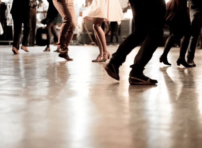 Bailar bachata como método de Team building