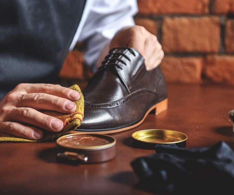 Cepillar las suelas de zapatos