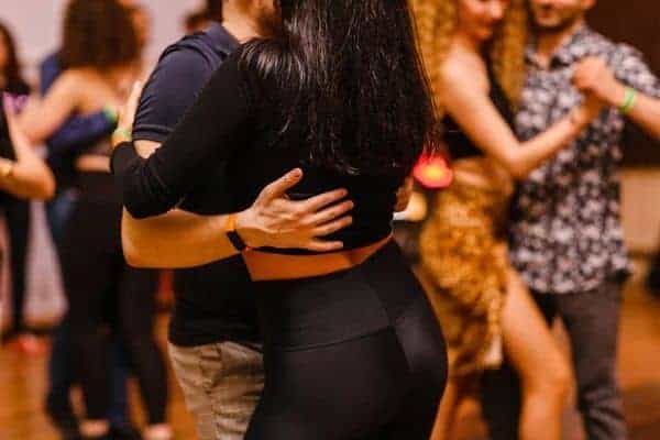 5-diferencias-entre-la-salsa-cubana-y-la-salsa-en-linea